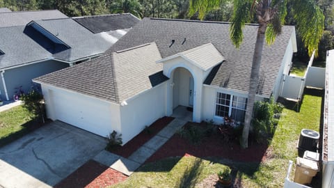 3 Bedroom Villa with Poolside Cinema and Games Room Close to theme Parks sleeps 6