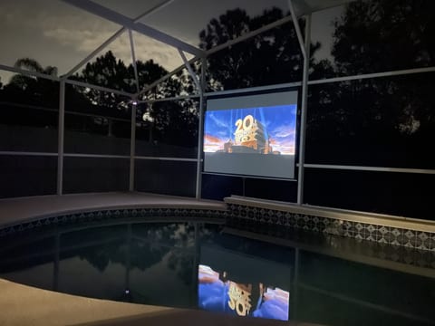 3 Bedroom Villa with Poolside Cinema and Games Room Close to theme Parks sleeps 6