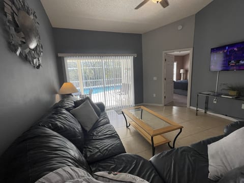 3 Bedroom Villa with Poolside Cinema and Games Room Close to theme Parks sleeps 6