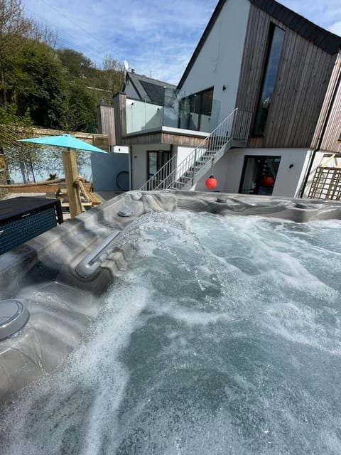 Gulland 4 Bed Sleeps 8 with Hot tub