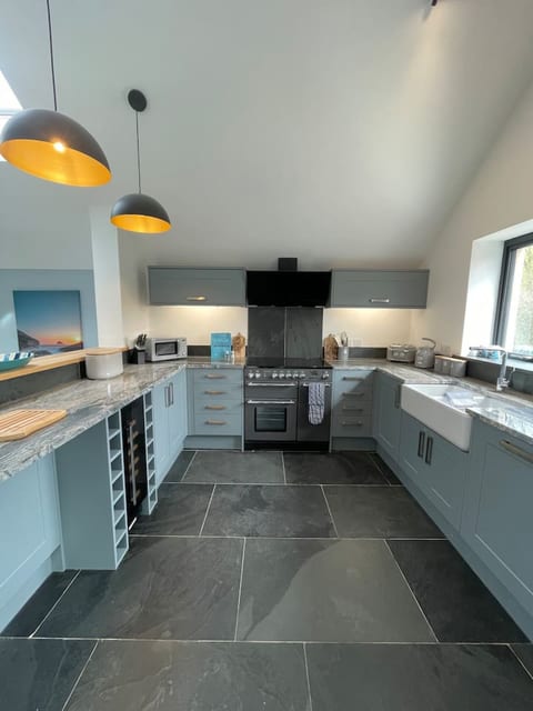 Gulland 4 Bed Sleeps 8 with Hot tub