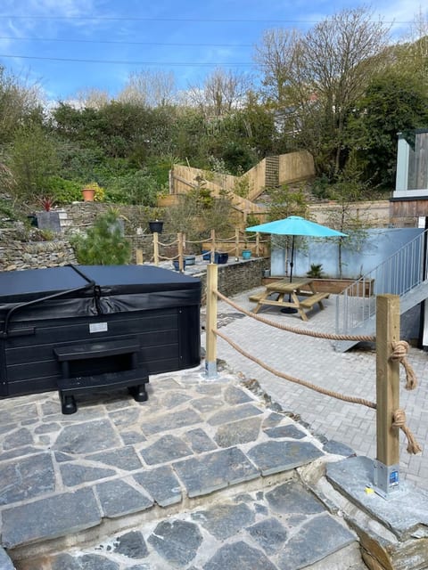 Gulland 4 Bed Sleeps 8 with Hot tub