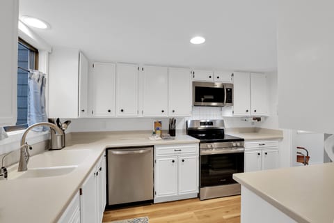Spacious | Family Friendly | 0.8 Miles to Beach
