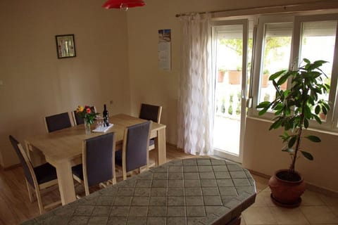 Apartment Dita - Unit 371810-13