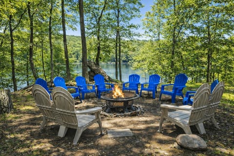 Lakefront Hot Tub FirePit Fireplace Pool