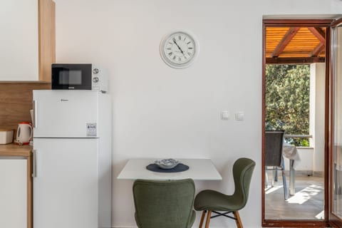 Apartment Uga - Unit 372112-13