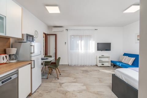 Apartment Uga - Unit 372112-13