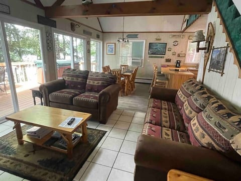 Sunset Beach Lakefront Chalet-Hot Tub Kayaks WiFi