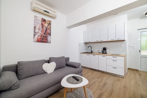 Apartment Ren - Unit 372511-13
