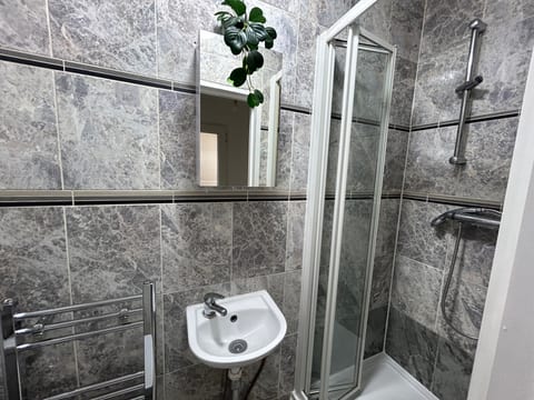Spacious House in London with Free Parking
