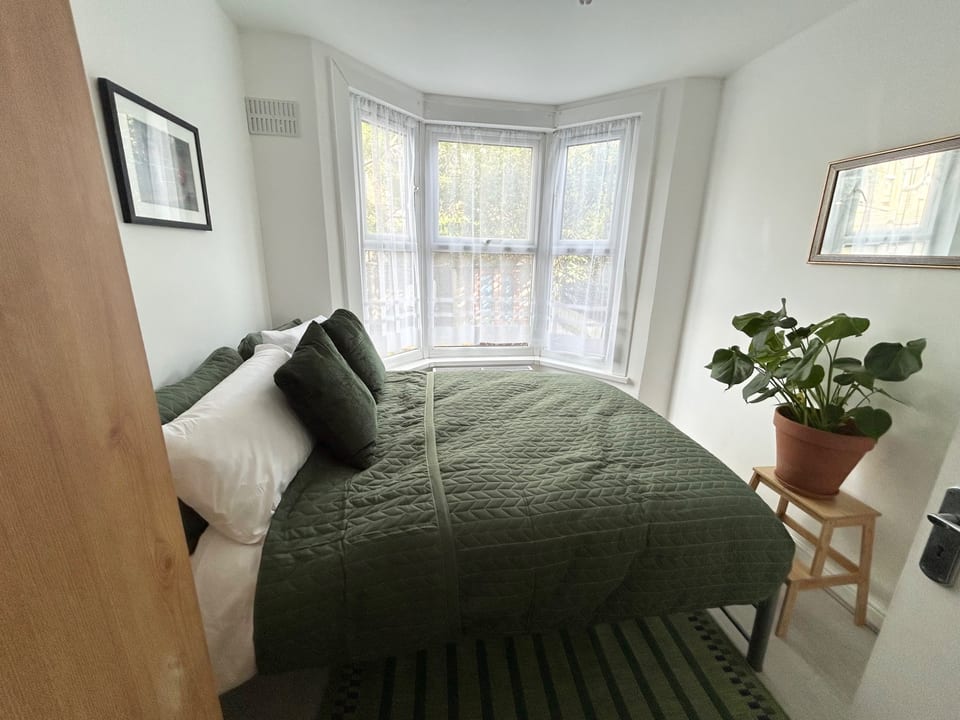 Spacious House in London with Free Parking - London