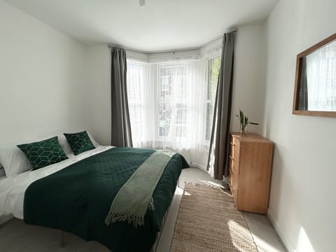 Spacious House in London with Free Parking