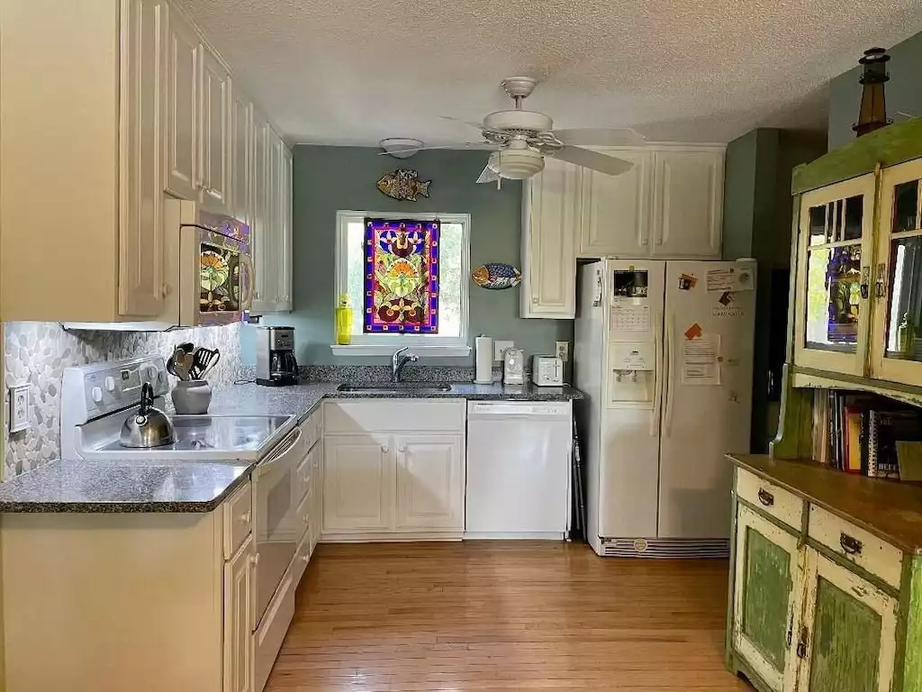 A well equipped kitchen for cooking meals together. - Seas The Day - Saint Simons Island