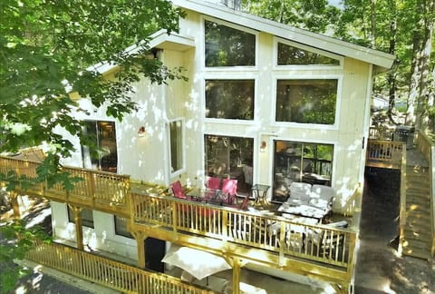 Lakefront, Kayak, HotTub, Pool, Wood Fireplace.