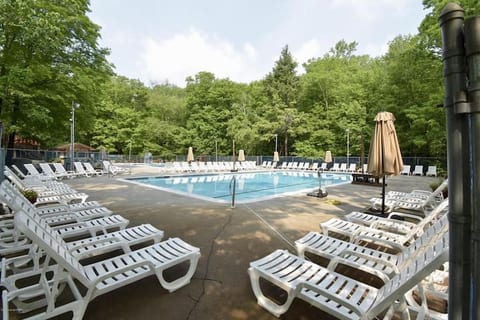 Lakefront, Kayak, HotTub, Pool, Wood Fireplace.