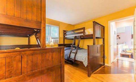 Lakefront, Kayak, HotTub, Pool, Wood Fireplace.