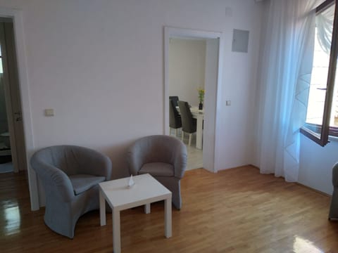 Apartments and Rooms Ref - Unit 372734-13