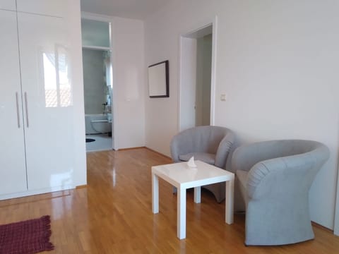 Apartments and Rooms Ref - Unit 372734-13