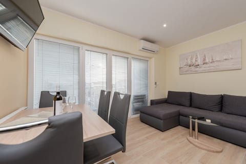 Apartments Tomo - Unit 374514-13