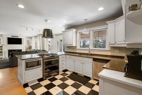 Full kitchen - Main floor