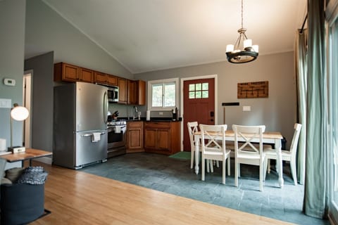 Open floor plan on kitchen and dining room