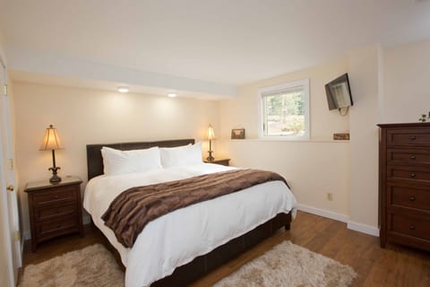 New King bed with high thread count luxury bedding in Topnotch 465