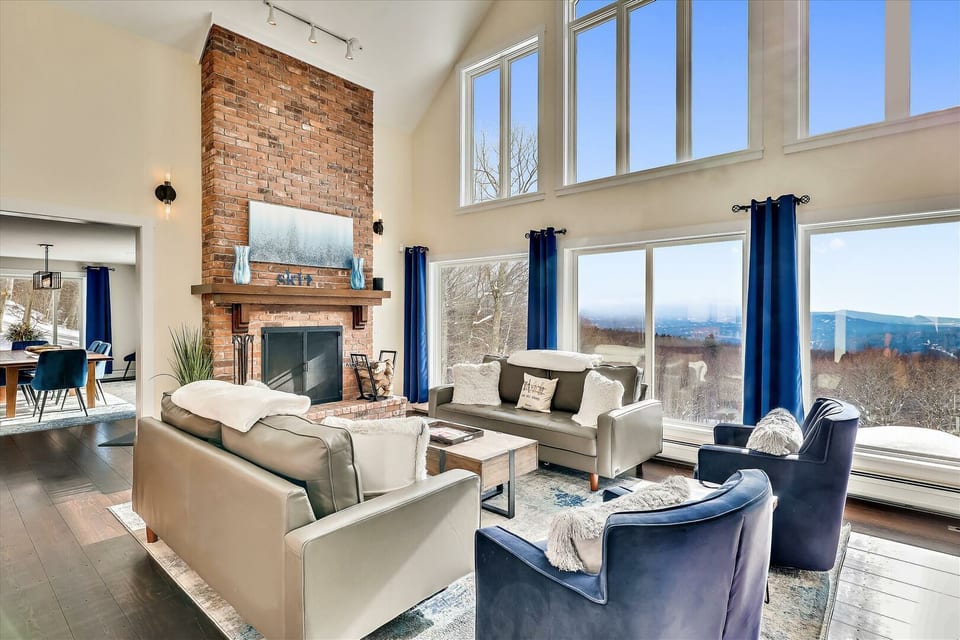 Relax in the Living room with amazing Mountain Views
