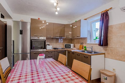 Apartment Mir - Unit 375012-13