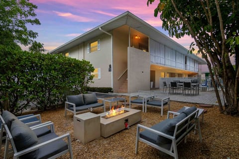 Naples Luxe Coral Oasis - Walk to the beach and 5th Ave