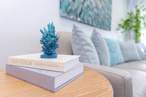 Naples Luxe Coral Oasis - Walk to the beach and 5th Ave