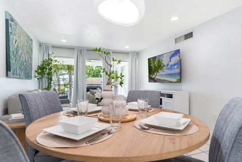 Naples Luxe Coral Oasis - Walk to the beach and 5th Ave