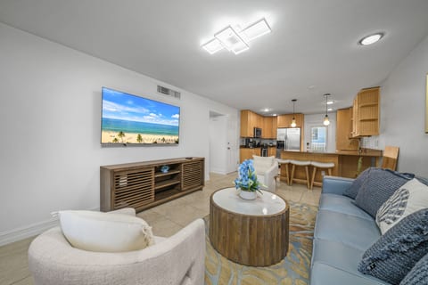 Downtown Naples Retreat - Walk to 5th Ave & Beach