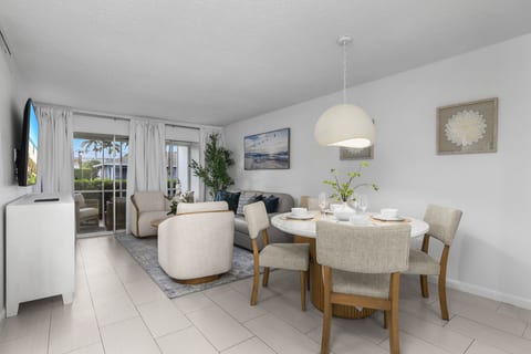 Beach Luxury Retreat • Walk to Beach & 5th Ave