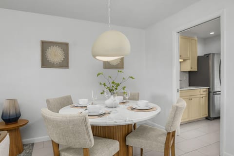 Beach Luxury Retreat • Walk to Beach & 5th Ave