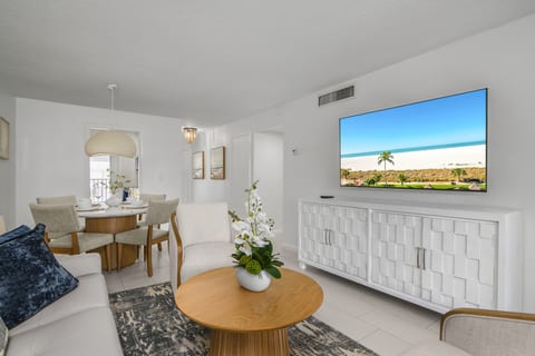 Beach Luxury Retreat • Walk to Beach & 5th Ave