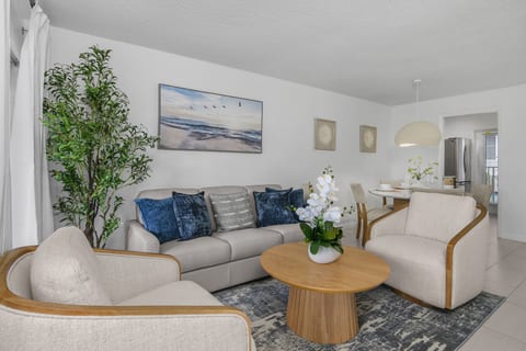 Beach Luxury Retreat • Walk to Beach & 5th Ave