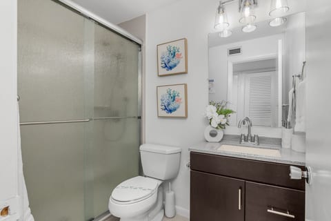 Beach Luxury Retreat • Walk to Beach & 5th Ave