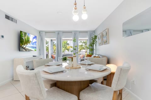 Naples Haven – Walk to Beach & 5th Ave
