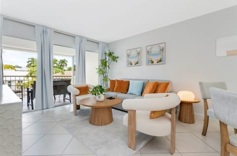 Naples Haven – Walk to Beach & 5th Ave