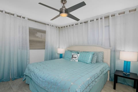 Minimalist Haven Naples • Walk to Beach & 5th Ave