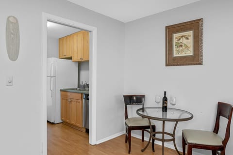 Minimalist Haven Naples • Walk to Beach & 5th Ave