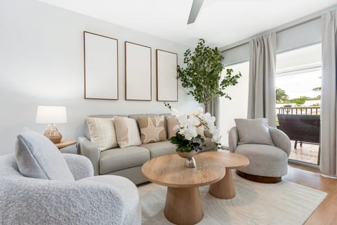 Minimalist Haven Naples • Walk to Beach & 5th Ave