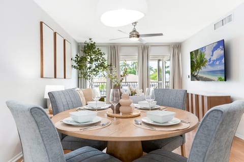Minimalist Haven Naples • Walk to Beach & 5th Ave