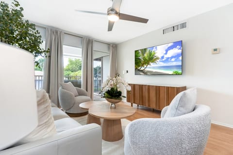 Minimalist Haven Naples • Walk to Beach & 5th Ave