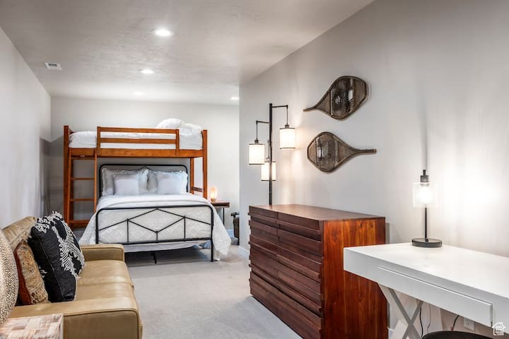 2nd bedroom with plush queen bed and twin on top 2nd bedroom with plush queen bed and twin on top - Matterhorn Haven Modern 2 bed 1 bath w/garage - Park City