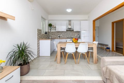 Apartment Sunny - Unit 373412-13