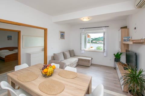 Apartment Sunny - Unit 373412-13