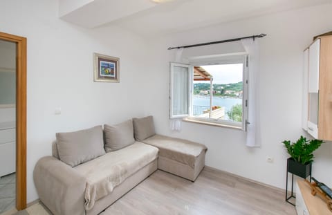 Apartment Sunny - Unit 373412-13