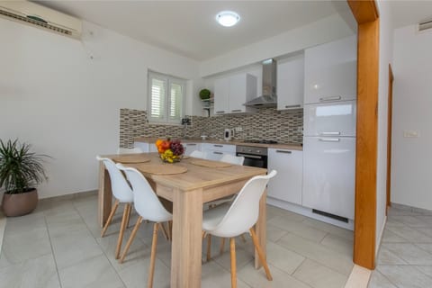 Apartment Sunny - Unit 373412-13