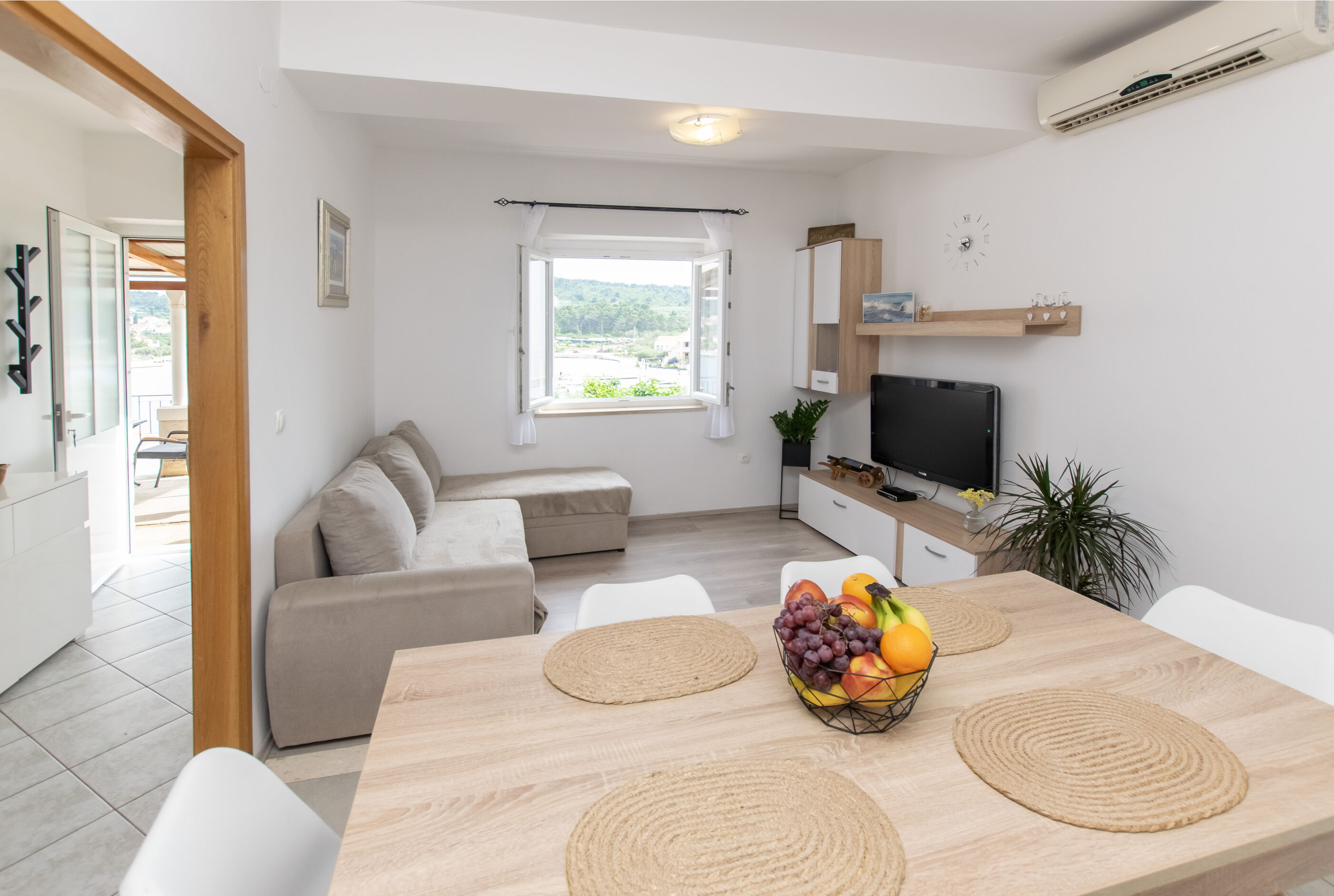 Apartment Sunny - Unit 373412-13